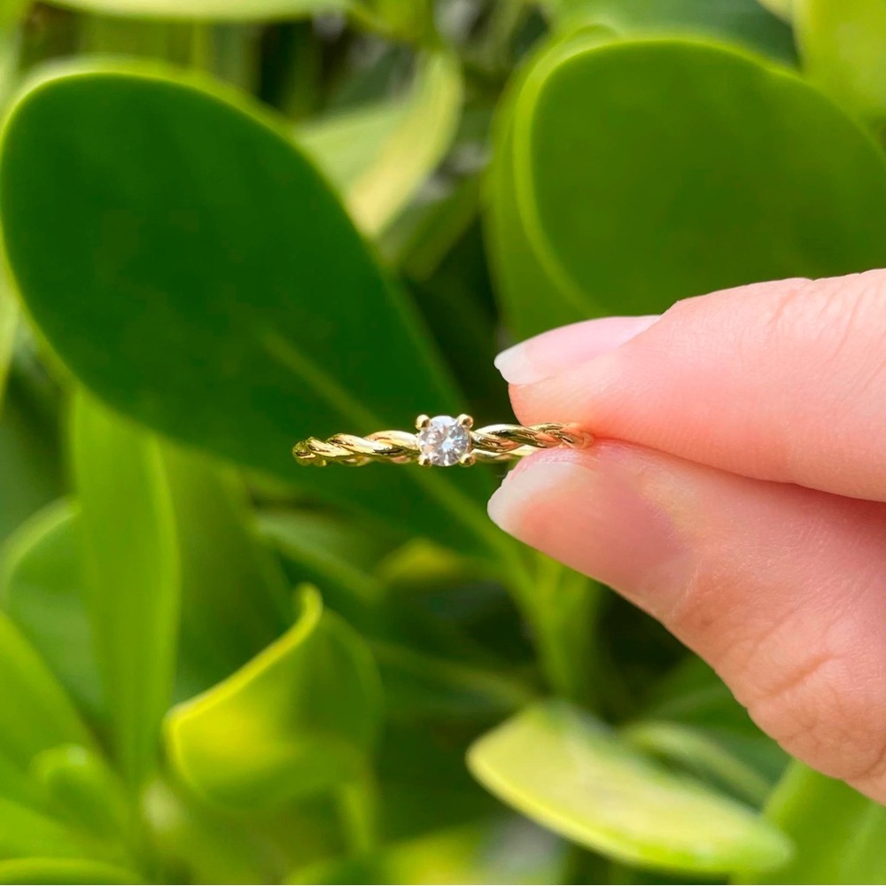 Elegant Gold Twisted Band Ring